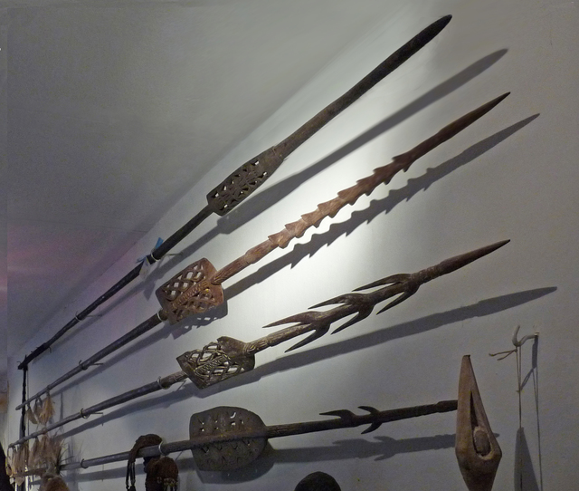 papua-asmat-four-spears-upper-spear-collected-by-w melanesische kunst