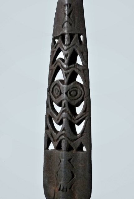 papua-asmat-spear-from-semendoro-collected-in-virt melanesische kunst
