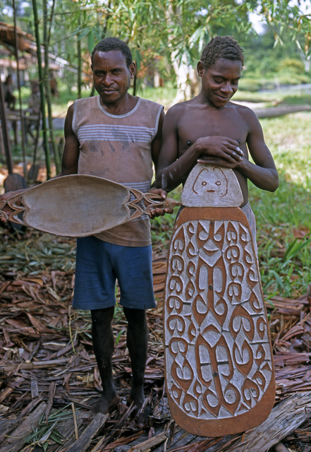 papua-asmat-village-of-weo-2002-photo-wim-van-oije melanesische kunst