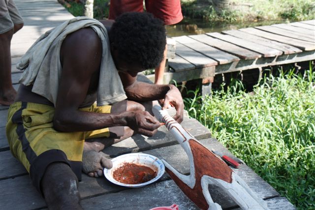 praying-mantis-figure-irogo-asmat-papua-photo-wim- melanesische kunst
