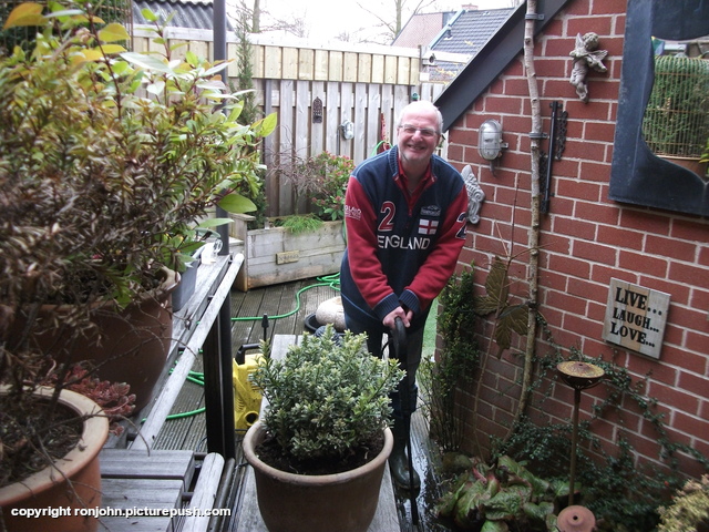 Het terras krijgt een beurt 30-03-18 (2) In de tuin 2018