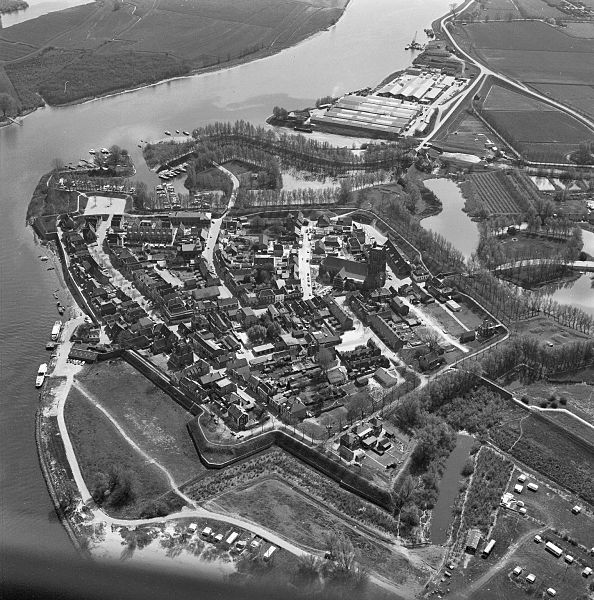 594px-Luchtfoto's - Woudrichem - 20217728 - RCE[1] - 