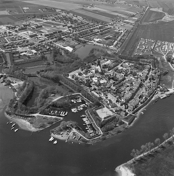 595px-Luchtfoto's - Woudrichem - 20217727 - RCE[1] - 