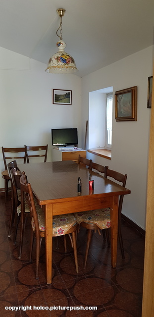 keukentafel 2 (1 stoel doorheen gezakt) Casa Teresa
