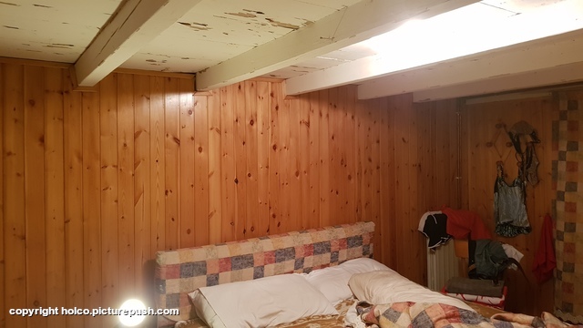 plafond slaapkamer met losse verf schilfers Casa Teresa