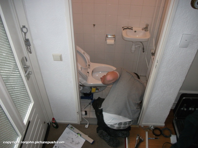 Aangepast toilet plaatsen 27-11-18 (14) Aanpassingen in huis 2018