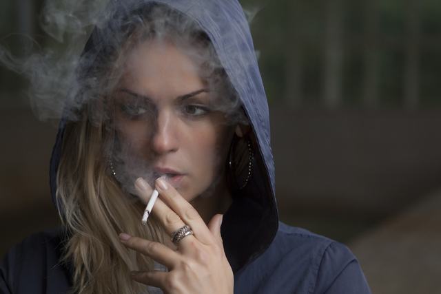 woman-smocking-min Quit Cigarettes 4Good