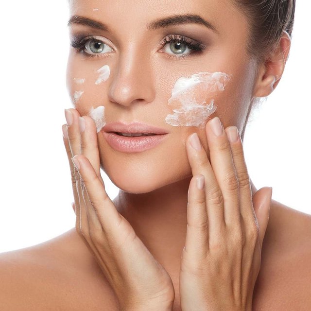 Collagen-Facial-Hydrating-Gel-Cream-model-1080x108 What does the cream contain?