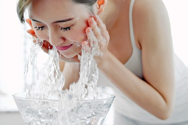 1800x1200 woman washing her face other Alpha Visage Canada - Does Alpha Visage Skin Care Cream Works?