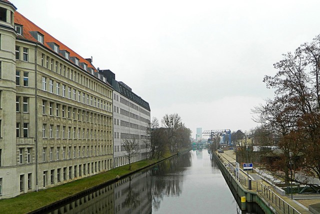 Mars-Umzuege-Berlin-Bezirk-Haeuserfront-Kanal-Wass Mars UmzÃ¼ge