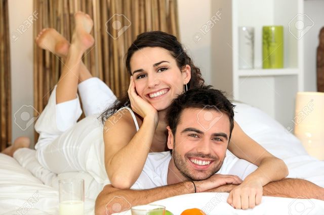 12638144-couple-laying-in-bed-together Picture Box