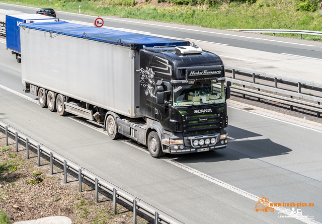 LKW Truck Trucking powered by www.truck-pics View from a bridge 2021 powered by ww.truck-pics.eu & www.lkw-fahrer-gesucht.com, #truckpicsfamily