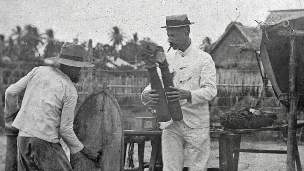 TM-60015371 Branderhorst met verzamelde ethnografi - photoshop