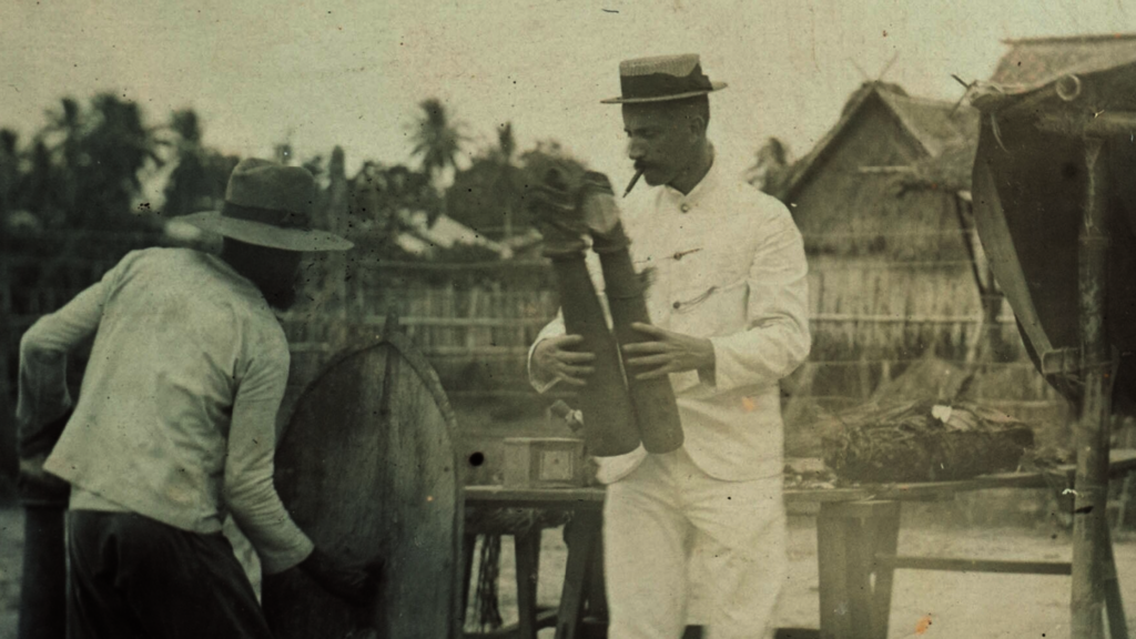 TM-60015371 Branderhorst met verzamelde ethnografi - photoshop