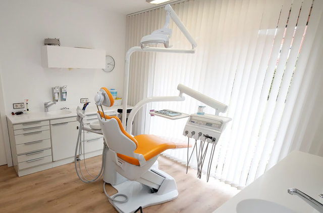 zahnahrtpraxis-hey-behandlungsraum-3-2 Zahnarztpraxis Dr. Sophia Hey und Karl Ludwig Hey GbR