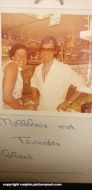 Ma en Wim de Graaf, foto hing in de wagen Uit het verleden van Ron