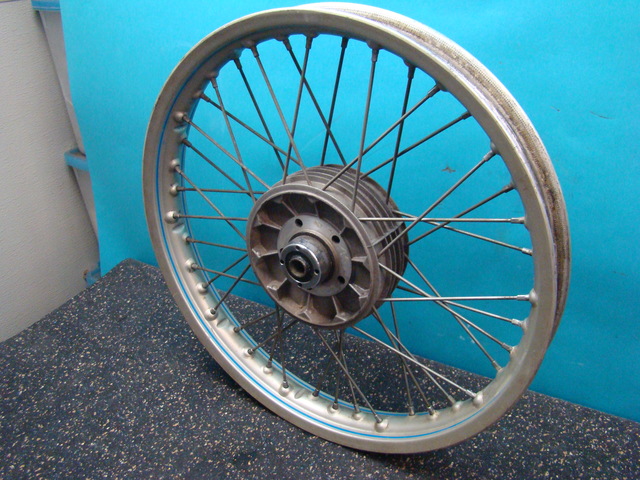 DSC01658 1977 BMW R100RS Spoke wheel set #2 w/blue pinstripe