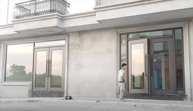 Cua-kinh-cuong-luc-khung-nhom-mau-ghi-sang-dep-hie Cá»­a kÃ­nh cÆ°á»ng lÆ°c vietphapgroup