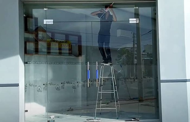 Lam-cua-kinh-cuong-luc-2-canh-dep-sang-trong Cá»­a kÃ­nh cÆ°á»ng lÆ°c vietphapgroup