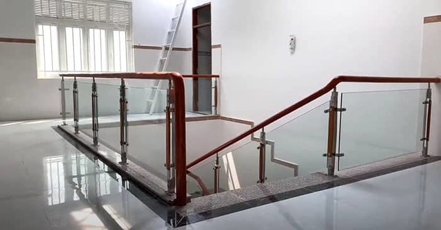 Lan-can-cau-thang-kinh-tang-2-dep Cáº§u thang kÃ­nh cÆ°á»ng lá»±c vietphapgroup