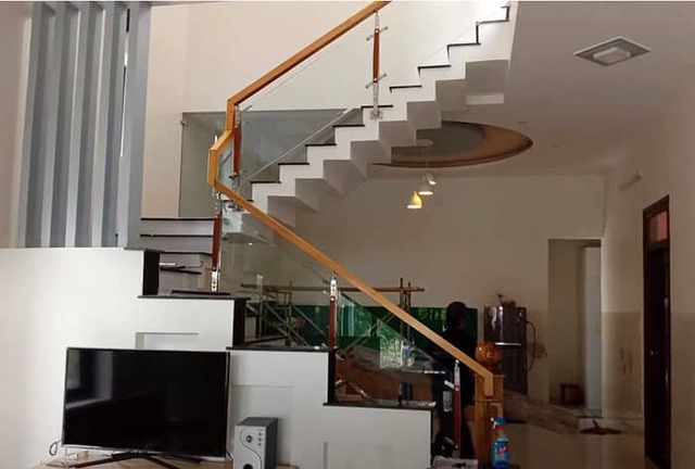 Lan-can-kinh-cau-thang-cuong-luc-dep Cáº§u thang kÃ­nh cÆ°á»ng lá»±c vietphapgroup