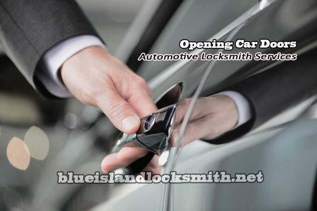 Blue-Island-locksmith-opening-car-doors Master Locksmith Services