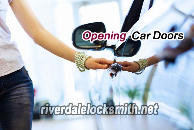 Riverdale-locksmith-opening-car-doors Riverdale Speedy Locksmith