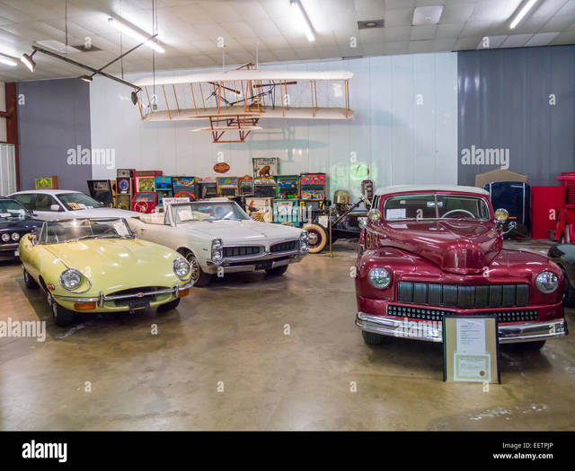 cars-on-display-inside-the-sarasota-classic-car-mu Picture Box