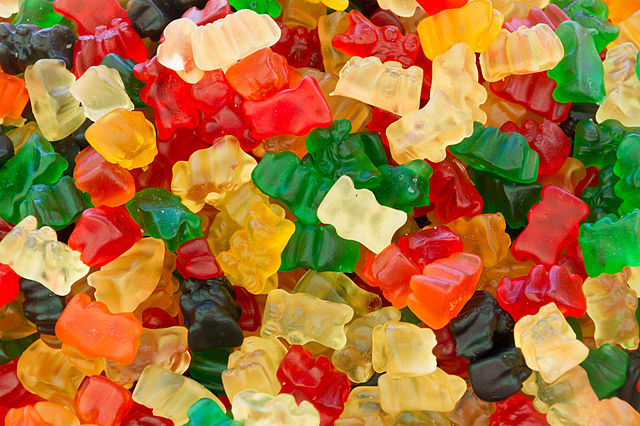 640px-Oursons gÃ©latine marchÃ© Rouffignac SerenaLeafz CBD Gummies