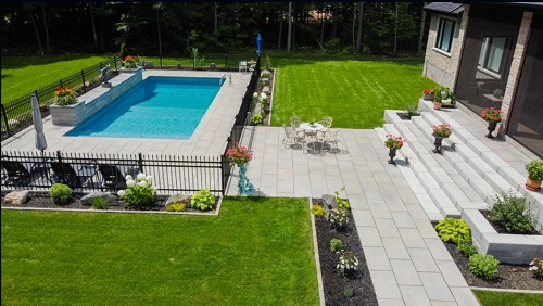 c1 Discover Groupe POWERSTONE in Vaudreuil-Dorion, Canada, your trusted landscaping experts. From stunning landscape designs to Uni-Stone installations and luxurious inground pools, we offer comprehensive turnkey solutions. Let us transform your outdoor spac