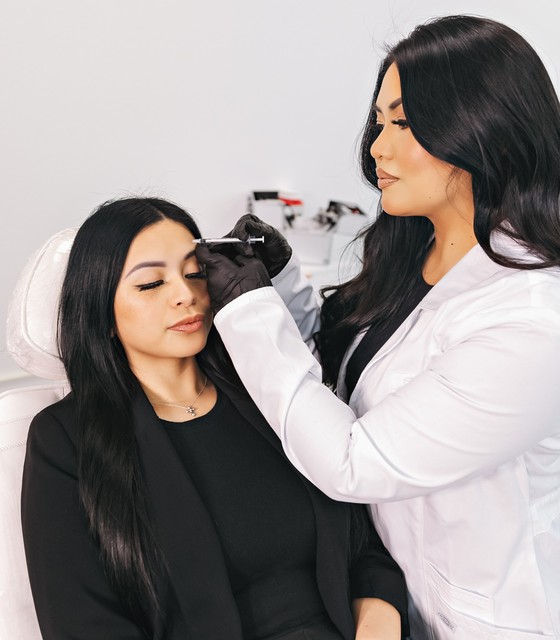 registered-nurse-injects-patient-at-medical-spa-ca Picture Box