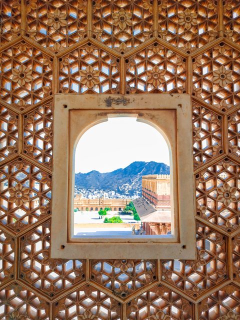 A-window-of-City-palace-in-Jaipur Yatrapur.com