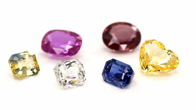 How-do-Gemstones-Work-Scientifically navratan