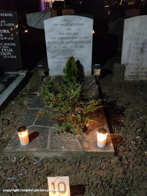 John en Ad Lichtjesavond Linschoten 14-02-25 2 R.I.P. Father 1915-1992 & Mother 1921-2012