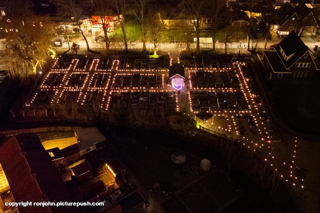 Lichtjesvond van bovenaf 14-02-25 R.I.P. Father 1915-1992 & Mother 1921-2012