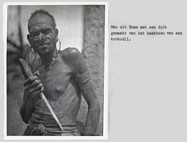 DSC08133b 20161-32 Man uit Toba met dolk gemaakt u AR-P027 20161 en 20224 Cees Meuwese