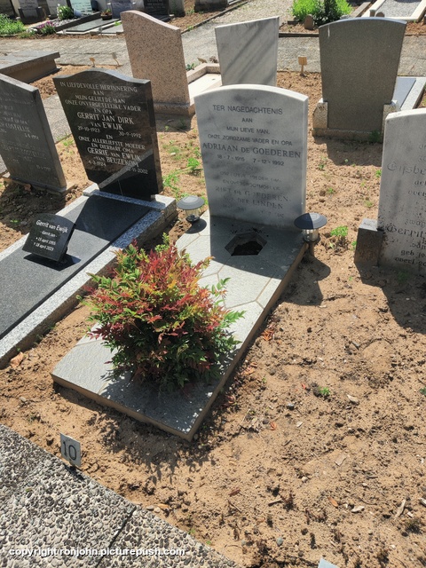 John en Ad naar het graf 09-07-25 04 R.I.P. Father 1915-1992 & Mother 1921-2012