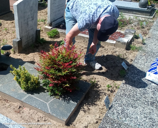 John en Ad naar het graf 09-07-25 03 R.I.P. Father 1915-1992 & Mother 1921-2012