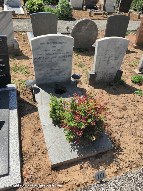 John en Ad naar het graf 09-07-25 02 R.I.P. Father 1915-1992 & Mother 1921-2012