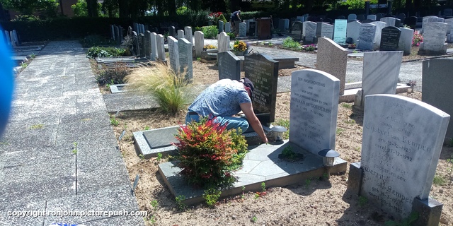 John en Ad naar het graf 09-07-25 01 R.I.P. Father 1915-1992 & Mother 1921-2012
