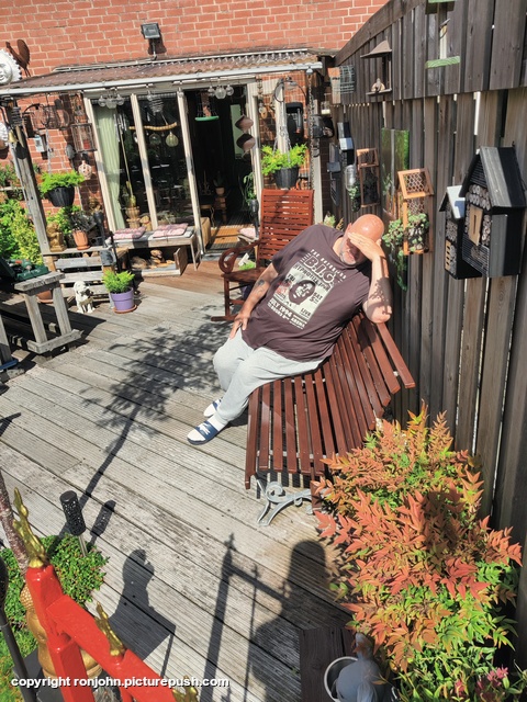Ron in de zon 01-09-25 Garden 2023 & 2024 & 2025