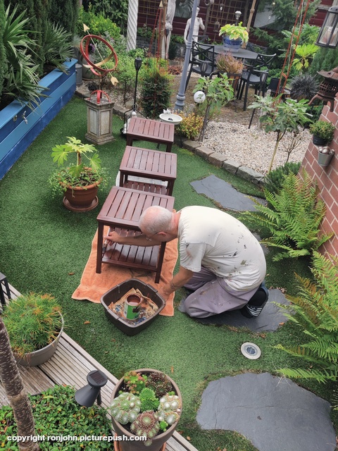 John zet de tafeltjes in de 3e laag 03-09-25 Garden 2023 & 2024 & 2025