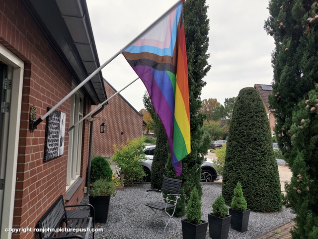 Vlag uit op Comming Out Day 11-10-25 Garden 2023 & 2024 & 2025