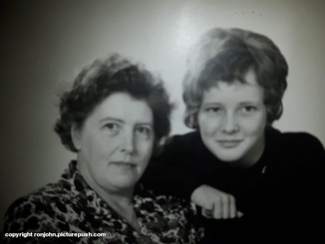 Tante Cor en Lidy Romijn Past From Ron