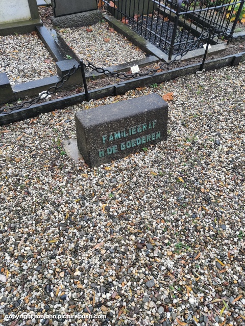 Familiegraf 14-11-25 R.I.P. Father 1915-1992 & Mother 1921-2012