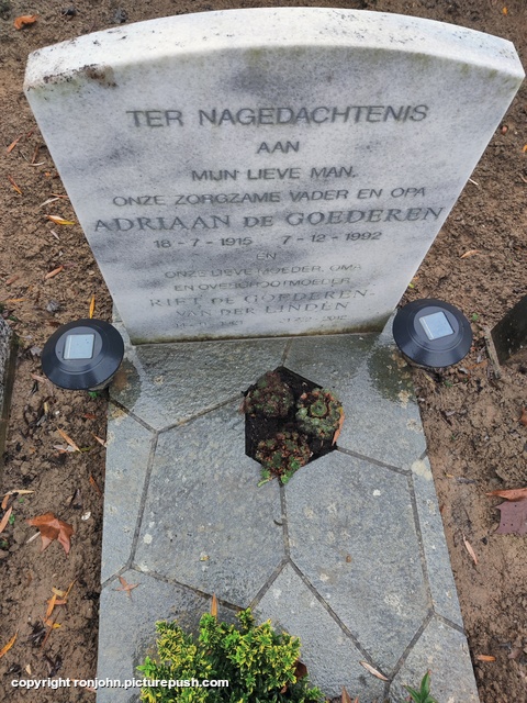 John en Dolly plantjes poten bij graf 14-11-25 5 R.I.P. Father 1915-1992 & Mother 1921-2012