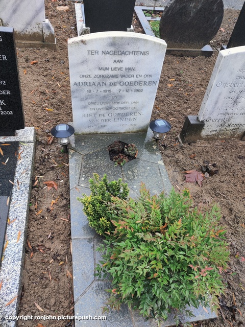 John en Dolly plantjes poten bij graf 14-11-25 4 R.I.P. Father 1915-1992 & Mother 1921-2012