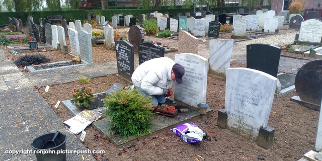 John en Dolly plantjes poten bij graf 14-11-25 2 R.I.P. Father 1915-1992 & Mother 1921-2012