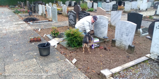 John en Dolly plantjes poten bij graf 14-11-25 1 R.I.P. Father 1915-1992 & Mother 1921-2012