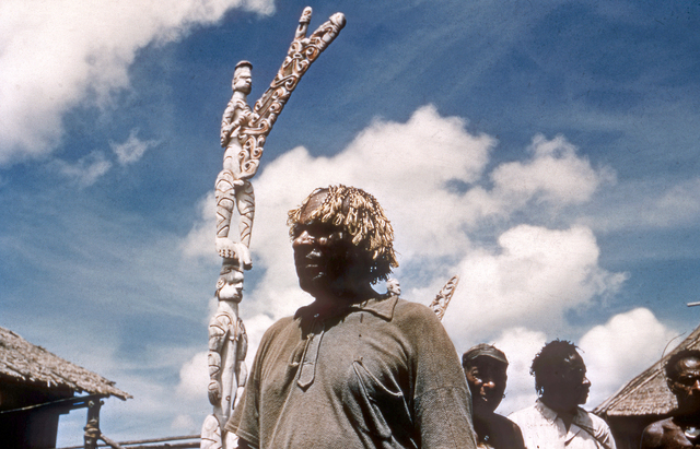 Anthony van Kampen D4-012 Asmat mannen met bisjpaa photoshop